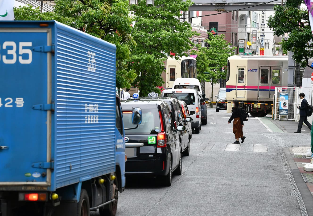 朝のラッシュ時に起きる車両の渋滞。遮断機はすぐに閉まるため、毎回２～３台しか通れない