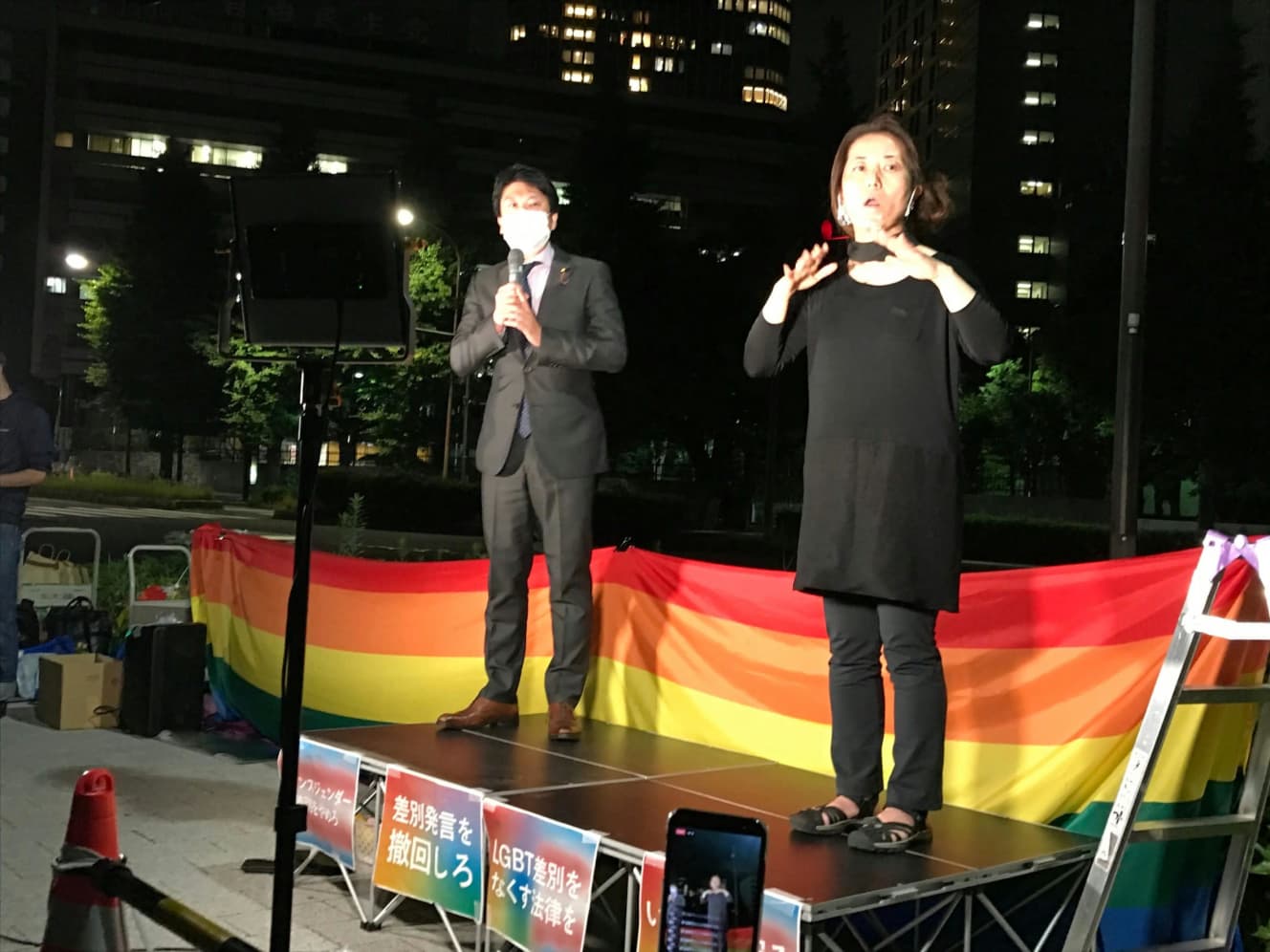 ５月30日から31日にかけて、差別発言に抗議する24時間シットインが、自民党本部前で行われた。リレートークには石川大我議員（左）はじめ多くの野党議員も登壇、LGBT差別の禁止を訴えた