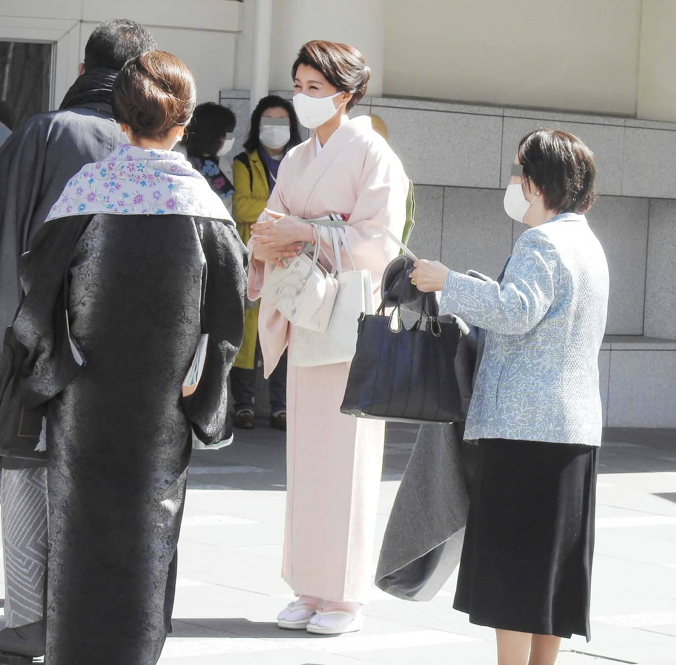 21年3月、東京・銀座の歌舞伎座前で関係者に挨拶して回る藤原紀香。この日は片岡愛之助の『三月大歌舞伎』初日だった