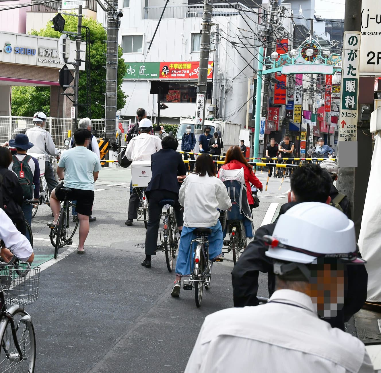 ワースト５　西武新宿線・野方駅（東京都中野区）　朝８時の様子。遮断機前の道路に通勤、通学のため通行人が密集する。自転車による接触事故が多発している