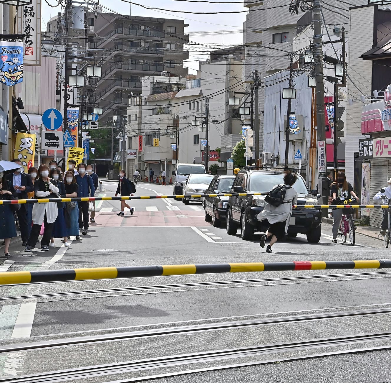 朝7時には通行人の行列ができる。写真右部のような無理に渡る通行人の多さから「無法地帯」と呼ばれている