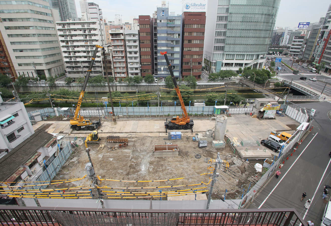 現在の海喜館跡地。右手に見えるのが桜田通りで、まっすぐ進むと五反田駅がある。建物の完成は’24年3月の予定だという