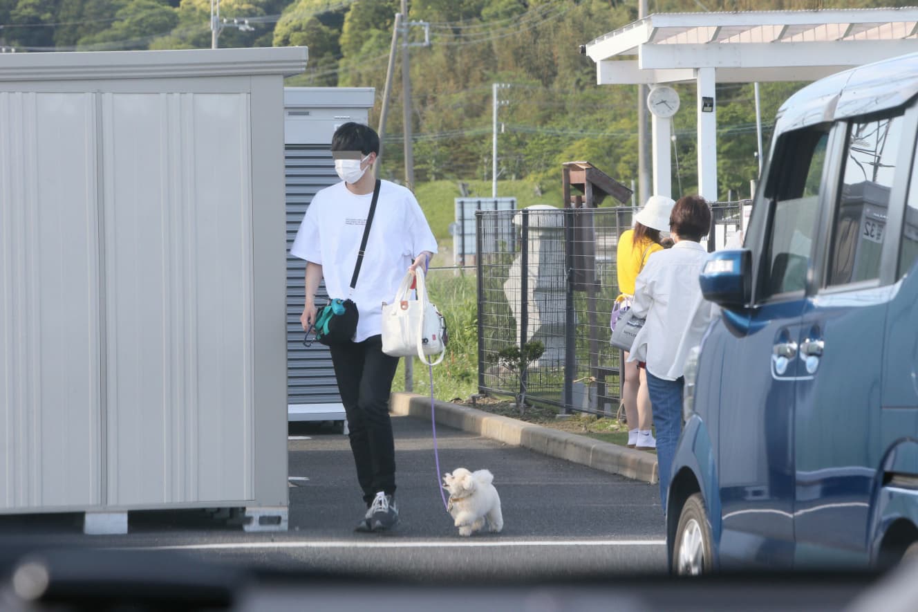 【本誌未掲載カット】三谷紬アナ イケメン彼氏とラブラブ手つなぎ&車チューデート