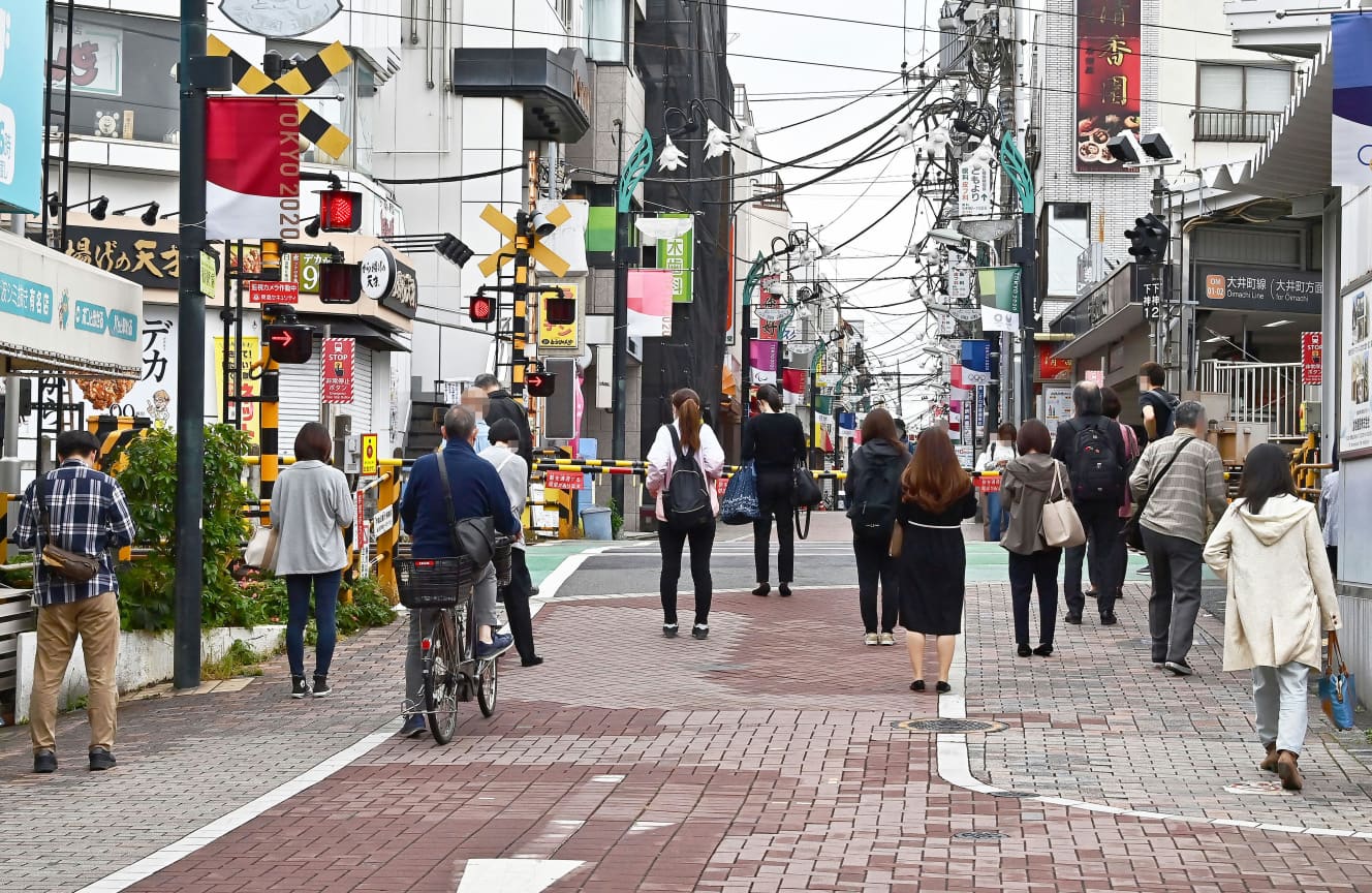 朝７-８時は遮断機が閉まっても、猛スピードで踏み切りを渡ろうとする通行人が多い。早急に改善が必要だ