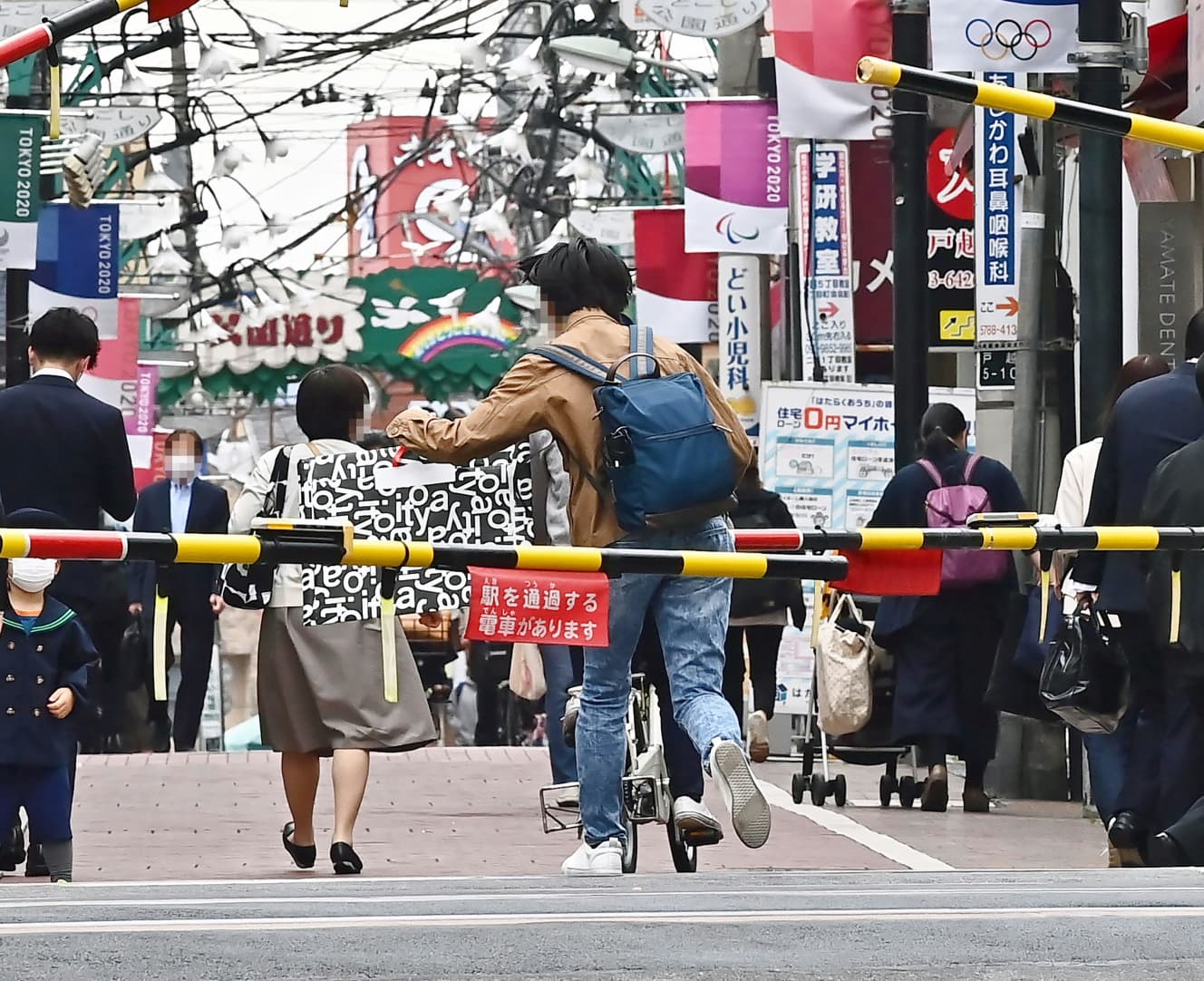 無理に踏切を渡ろうとして遮断機につまずく通行人。こうした光景が毎日のように見られるという