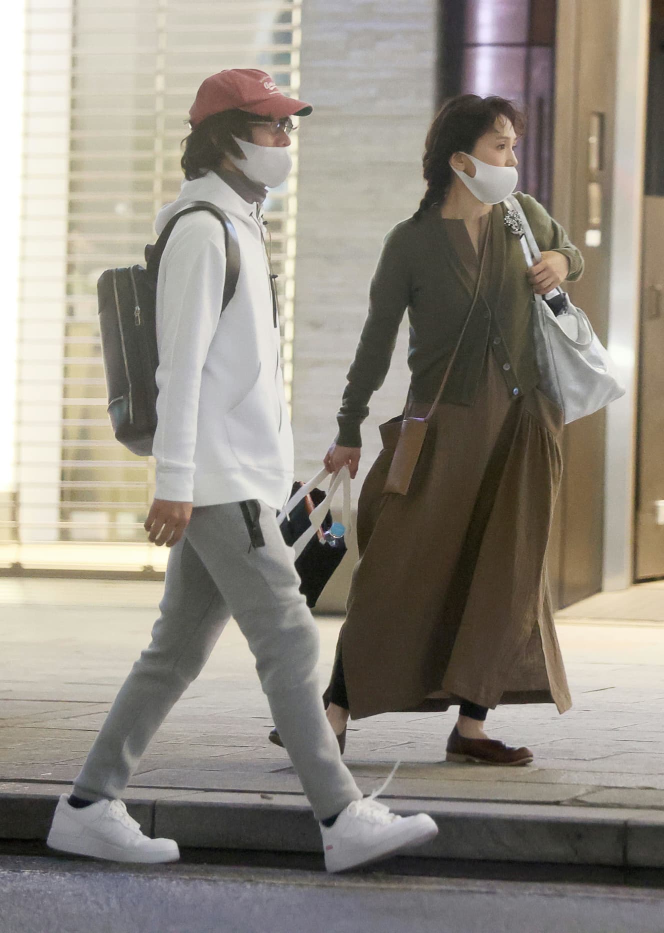 銀座の寿司店から出て大きくジェスチャーをしながら熱心に語りかける永作。左で優しくうなずきながら話を聞くのは夫の内藤氏。21年５月撮影