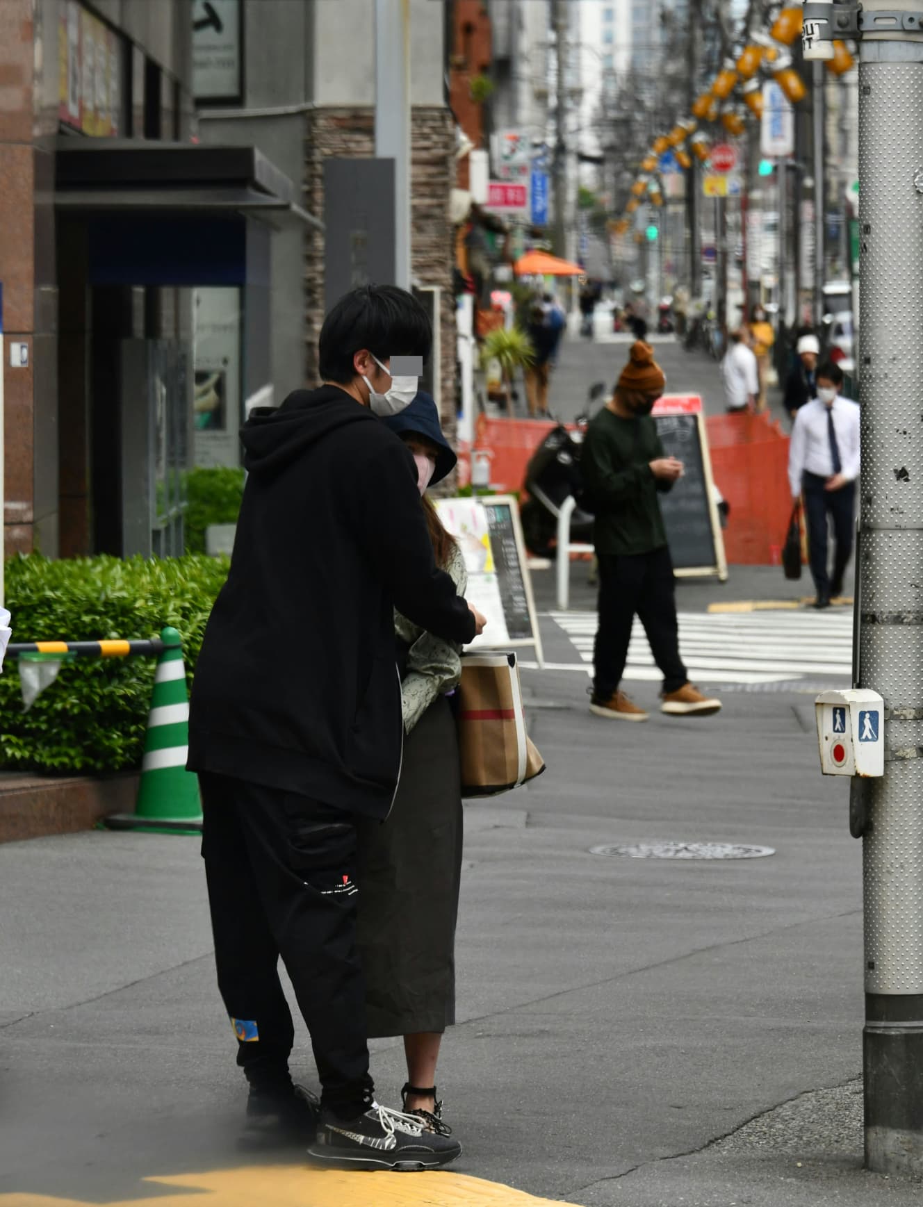 【本誌未掲載カット】三谷紬アナ イケメン彼氏とラブラブ手つなぎ＆車チューデート