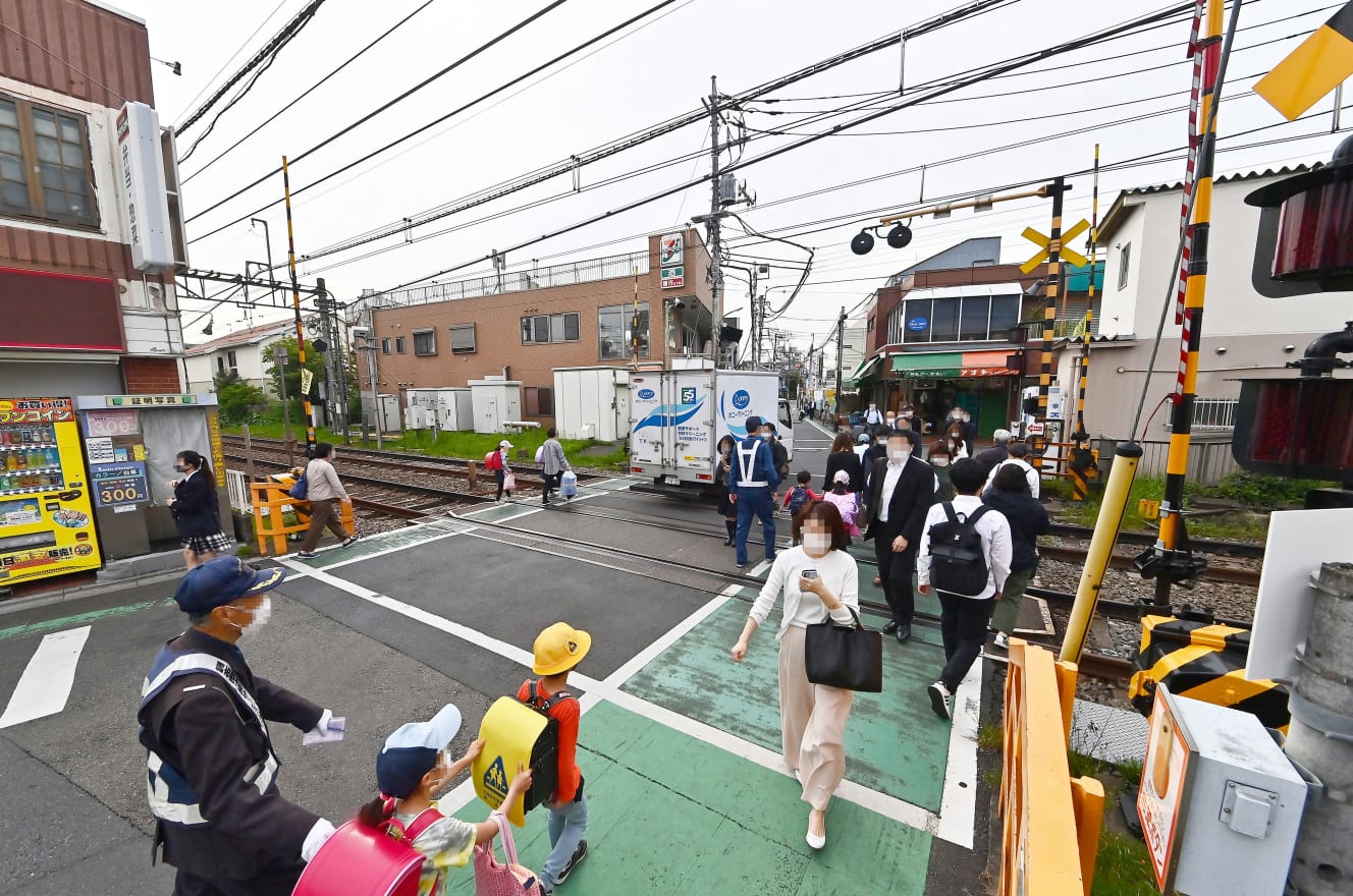 車両の渋滞が起きる上に通行人の行列ができる。通学児童の安全を守るため監視員が常駐する