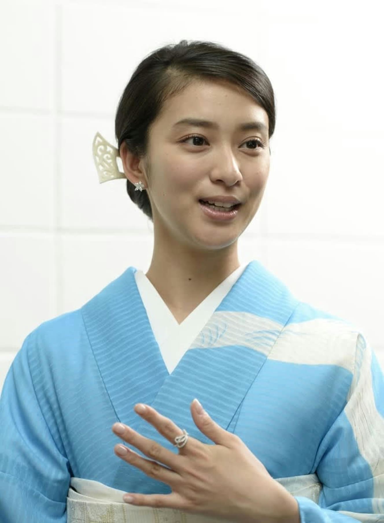 和服姿でドラマ『黒革の手帳』(テレビ朝日系)について報道陣から取材を受ける武井咲。17年8月撮影(画像:共同通信社)