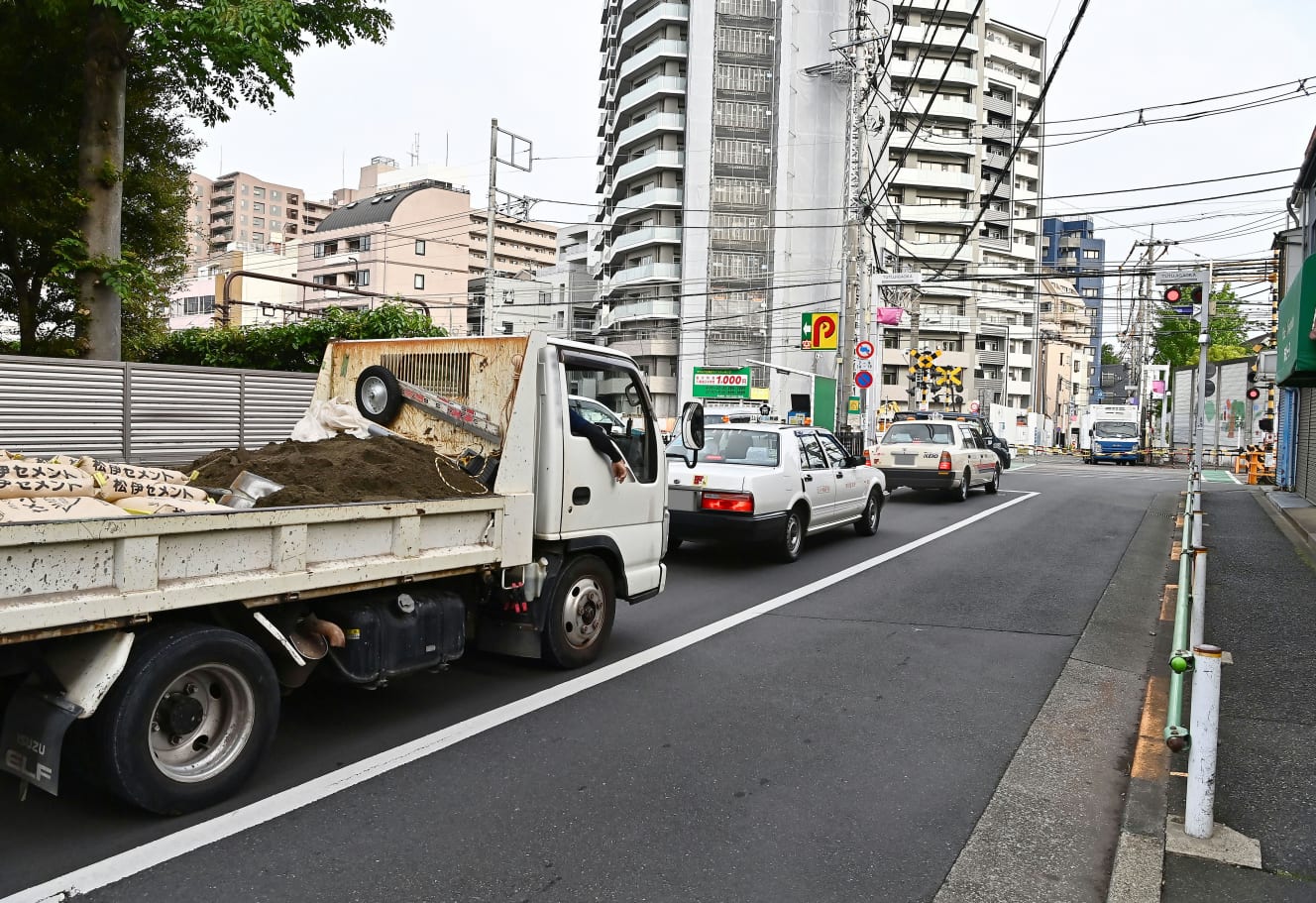 車両の渋滞がラッシュ時には毎日起こる。踏み切り内で車両同士がすれ違うことも多く危険だ