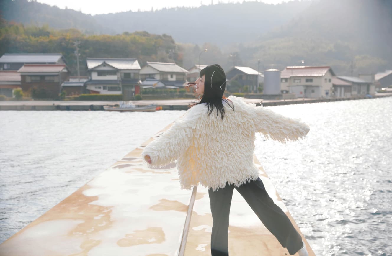 海士町の玄関口の菱浦港周辺。穏やかな水面に太陽の光が輝くように反射することから「鏡ヶ浦」の異名をもつ。この島を愛した明治の文豪・小泉八雲(ラフカディオ・ハーン)がつけた名前だ(撮影:三宮幹史/井手上漠フォトエッセイ normal? より)