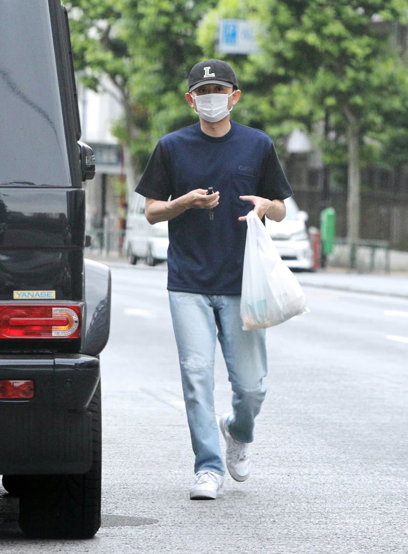 昨年6月、コンビニから出てきた有吉。「自炊にハマっている」とテレビで語っていた通り、野菜を中心に購入