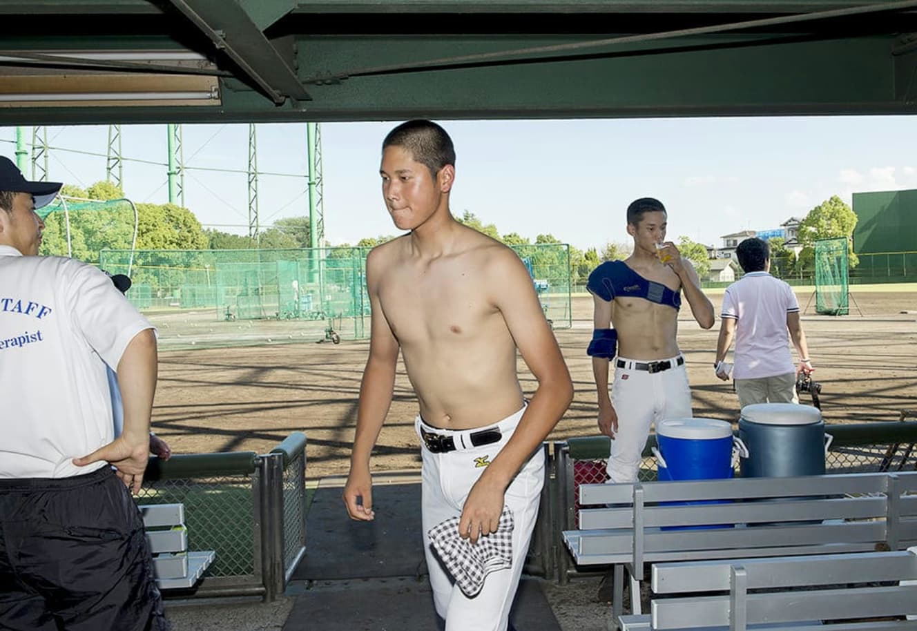 大阪府枚方市のパナソニックベースボールスタジアムで行われた高校日本代表の練習後の風景。右後ろは藤浪。12年８月撮影