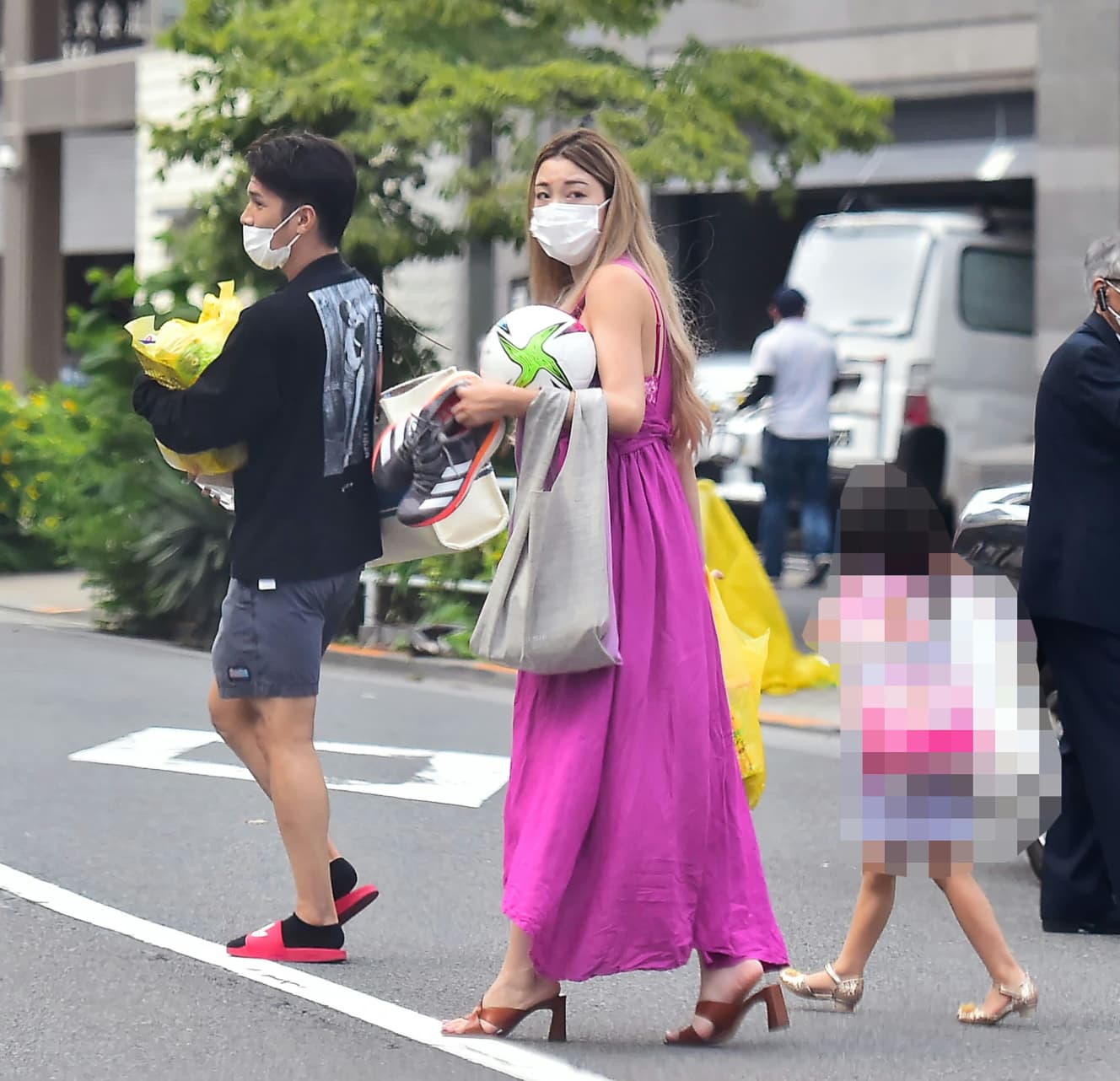 新恋人と次女と３人で仲睦まじく歩くユッキーナ。公園でサッカーをした後、深夜まで友人宅で過ごした