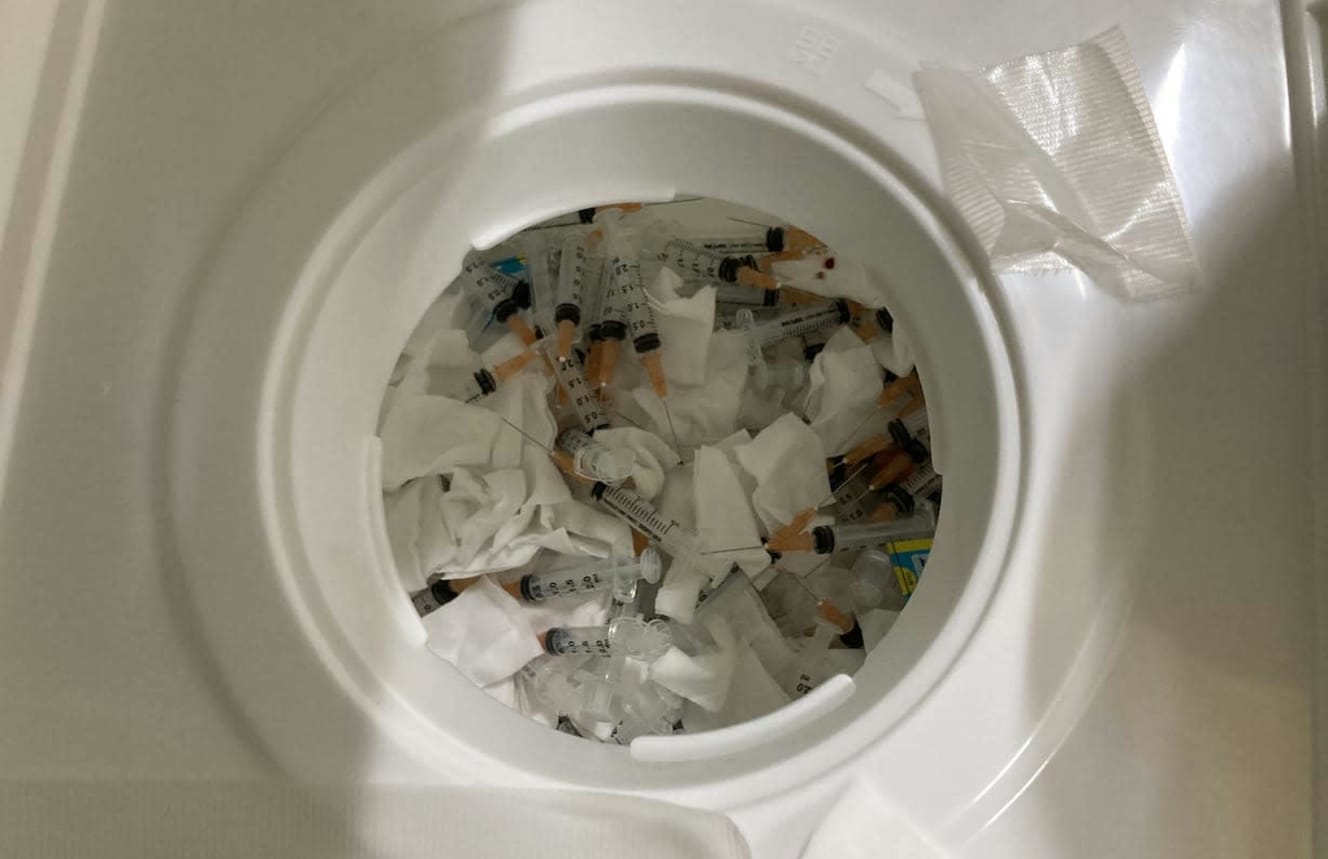 注射器はもちろん、1回ごとに使い捨てる。接種会場には看護師、医師のほかにも大勢の係員がいて接種がスムーズに進むよう工夫がされている。すべて公費だ