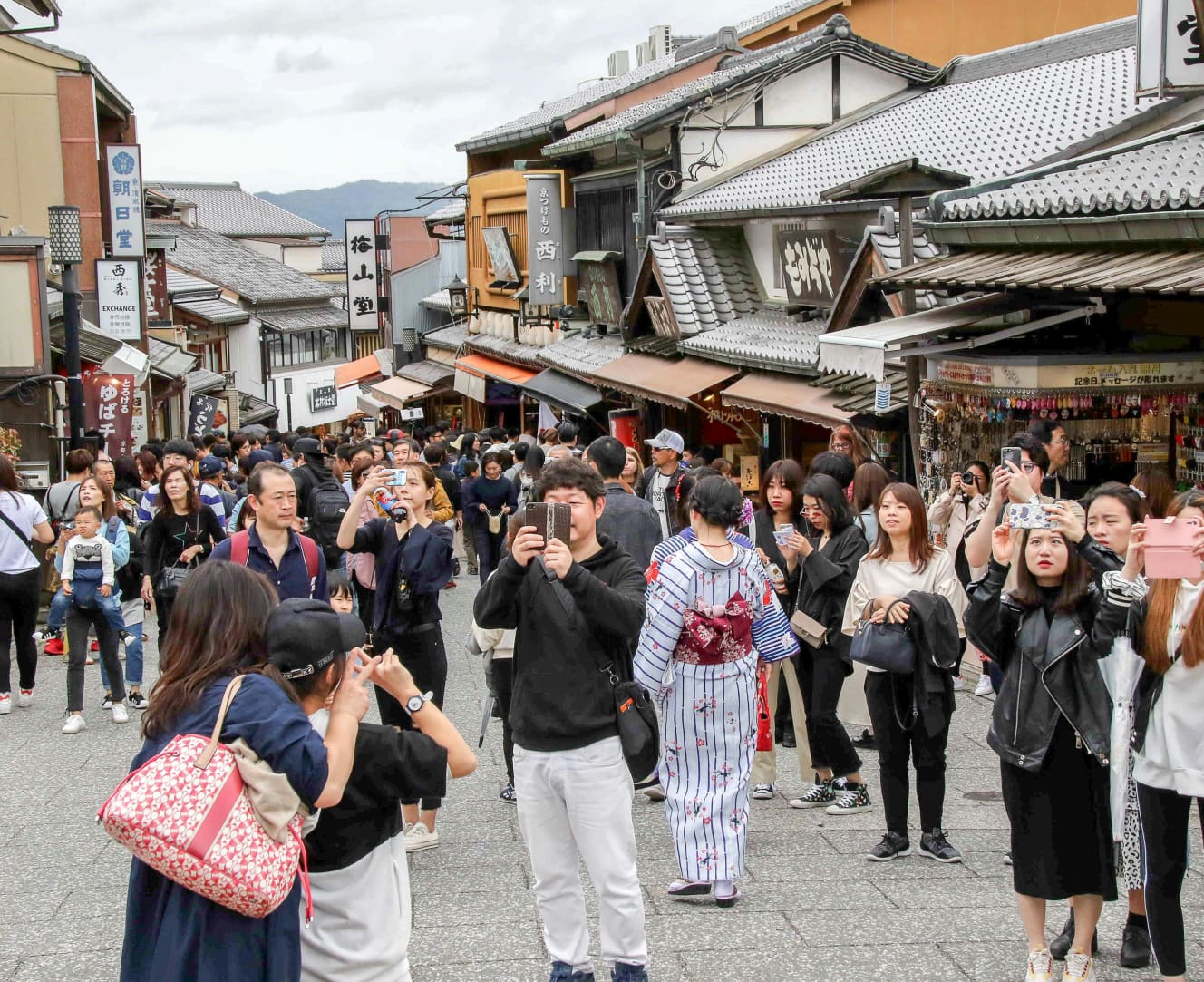 清水寺周辺を散策する観光客。京都を見てその街並みに感動し、不動産の購入を決める中国人も多いという