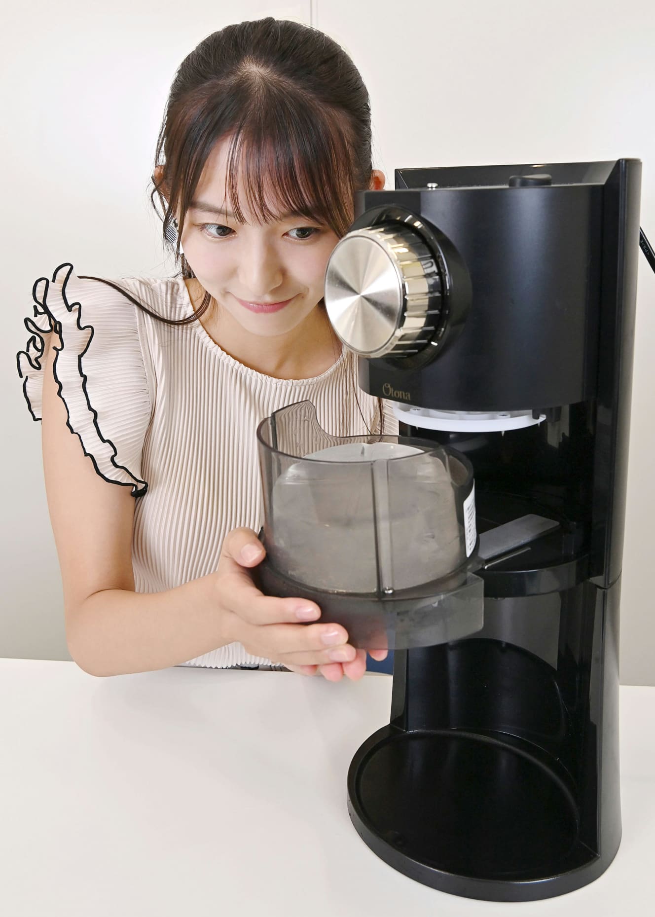 中央に円柱型の氷をセット。削り方(氷の粗さ)は、すぐ下にあるネジで調節ができる