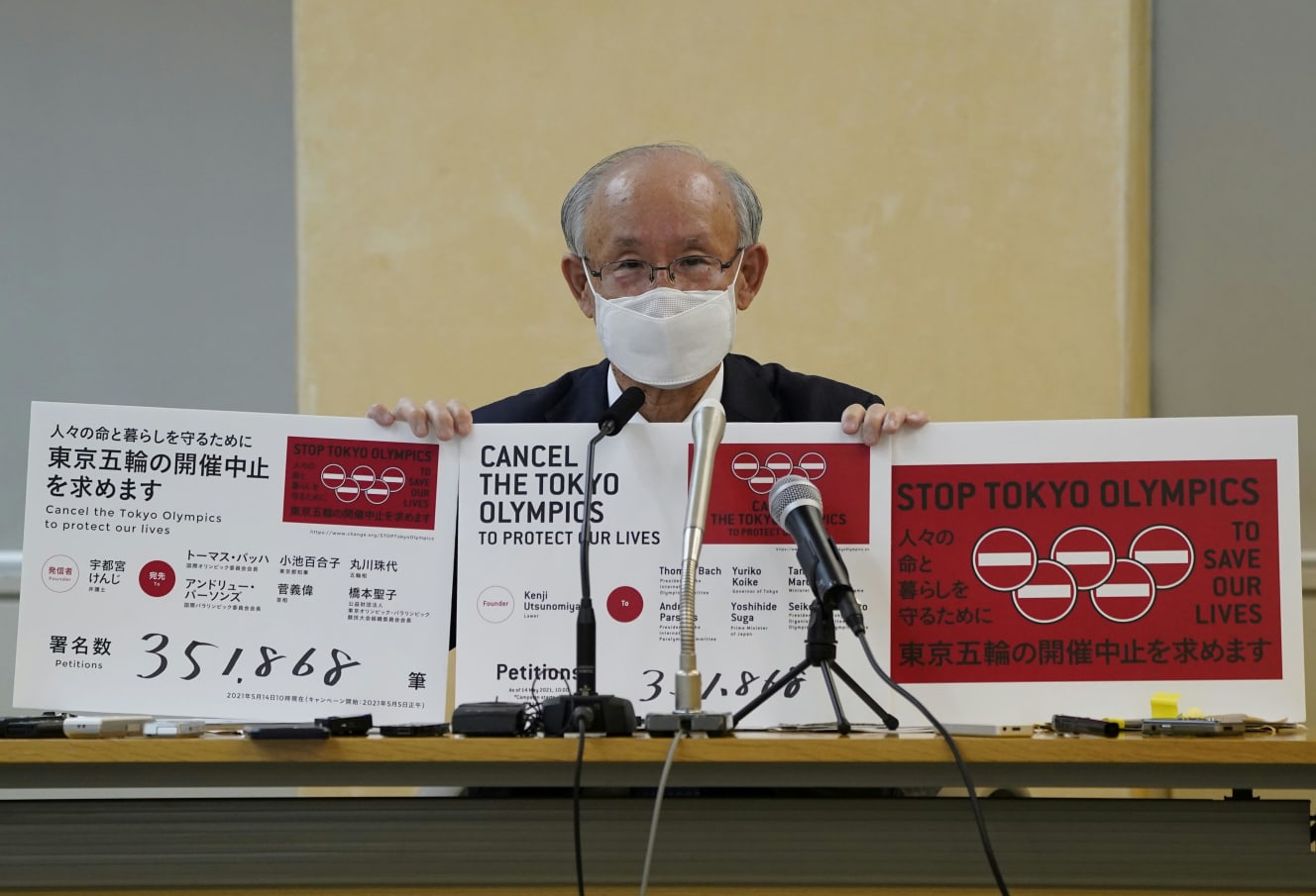 要望書を手渡したあと、会見をする宇都宮氏（写真：アフロ）