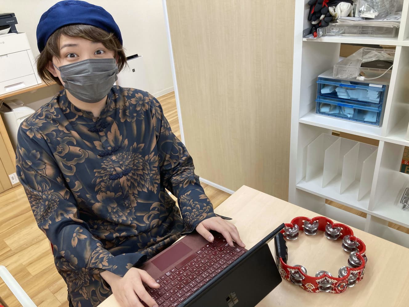 原稿執筆、最後は担当編集の筒井さんと亀が見守るなか、版元の編集室で「カンヅメ」を経験した(写真は左右社)