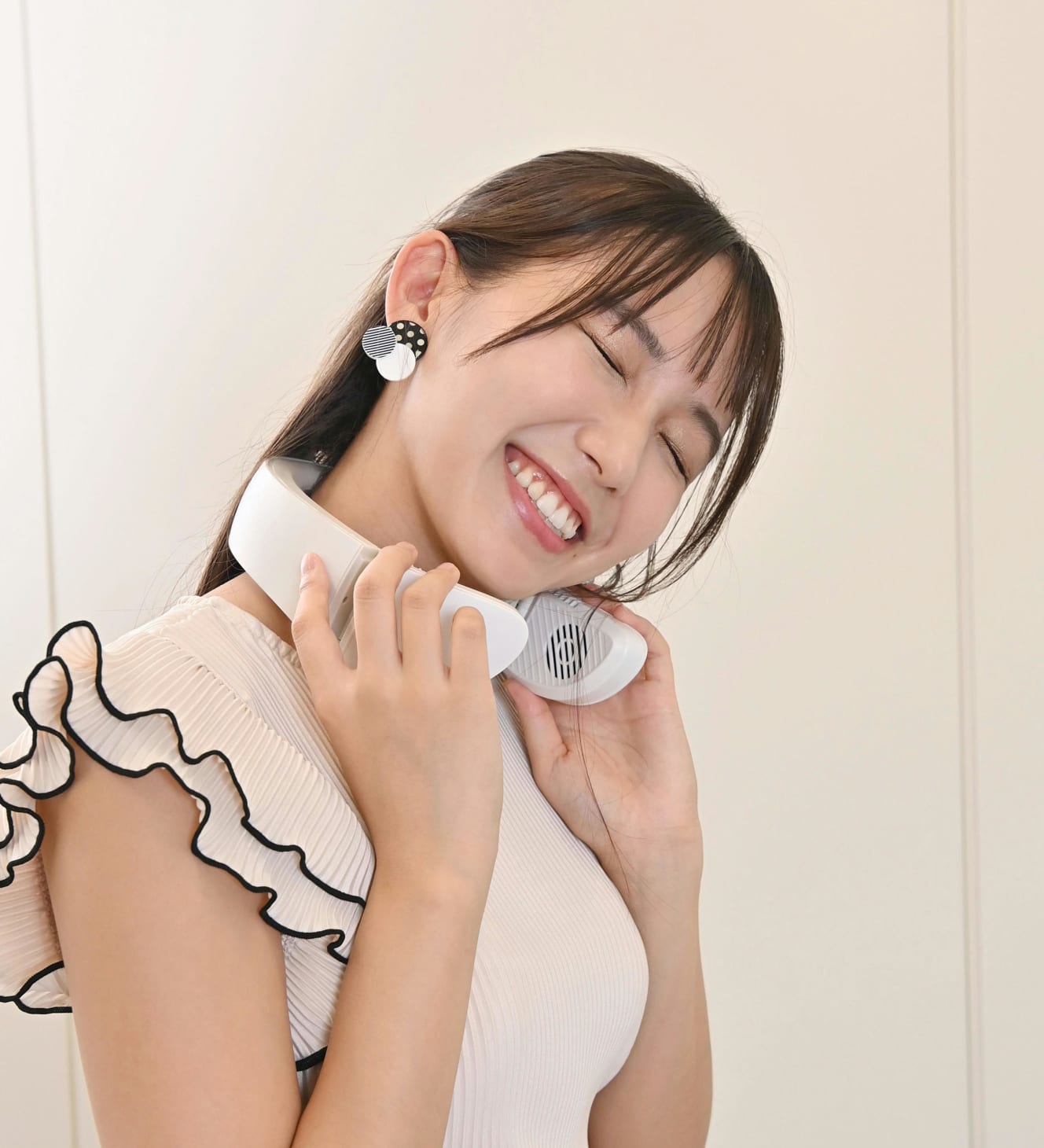首にかけるタイプの扇風機。中央裏側に冷間板がついていて首を冷やせる。風量は3段階。最大7時間利用可能