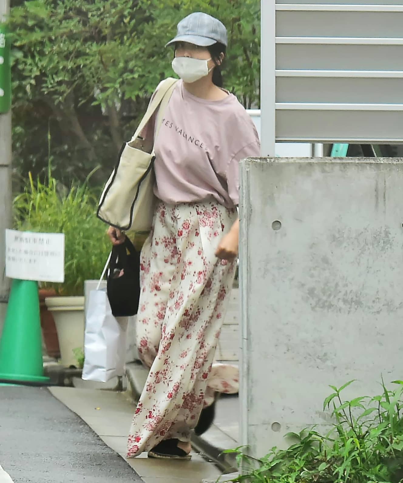 颯爽とオフィスから出てきた柴咲。自身がプロデュースを手がけるアパレルブランドのTシャツを着ていた