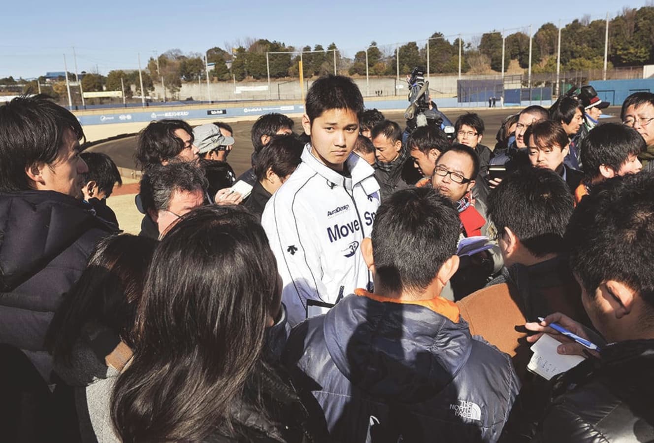 ’13年１月に行われた日本ハムの新人合同自主トレ。練習後は多くの報道陣に囲まれた