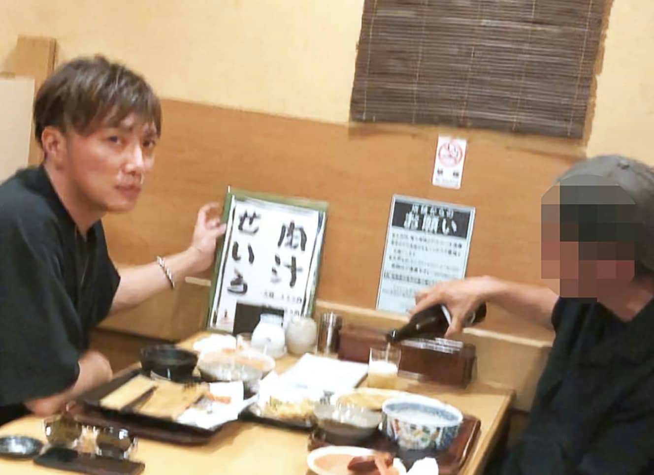 蕎麦居酒屋での成宮氏。酒類提供店とあって、店内はほぼ満席の状態。成宮氏の滞在時間は1時間程度だった
