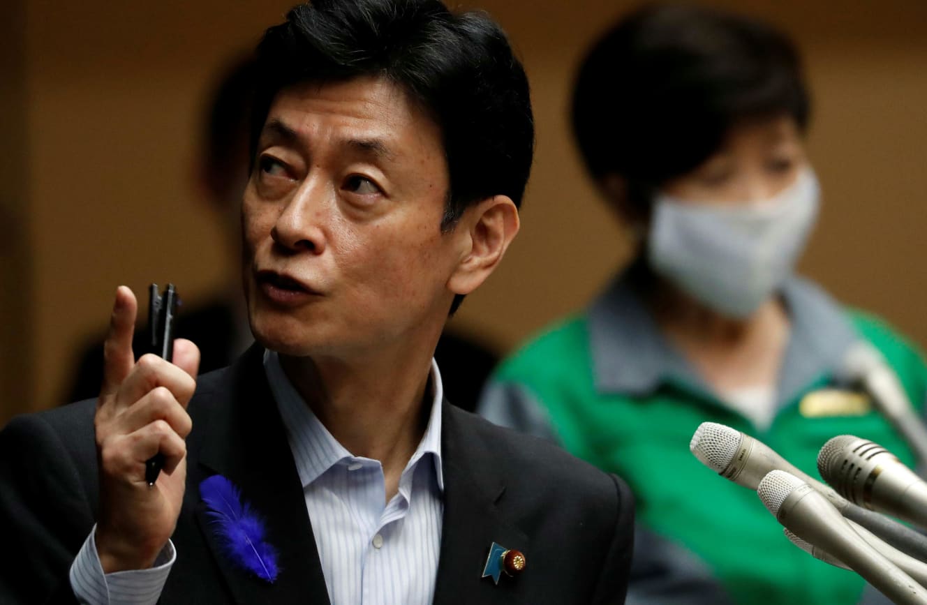 「俺は総理大臣になる」そう決意して、階段を昇ってきた西村康稔大臣。自信に溢れるあまり、周囲の声に耳を傾けることができなかったのか 写真:ロイター/アフロ