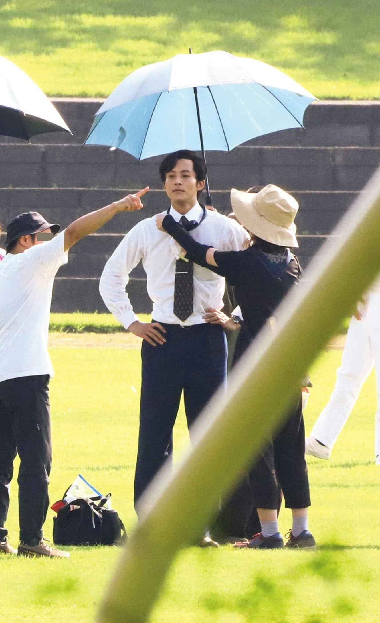 照り付ける日差しの下かなりハードな撮影だったが松坂桃李はスタッフに笑顔で接していた。19年7月撮影