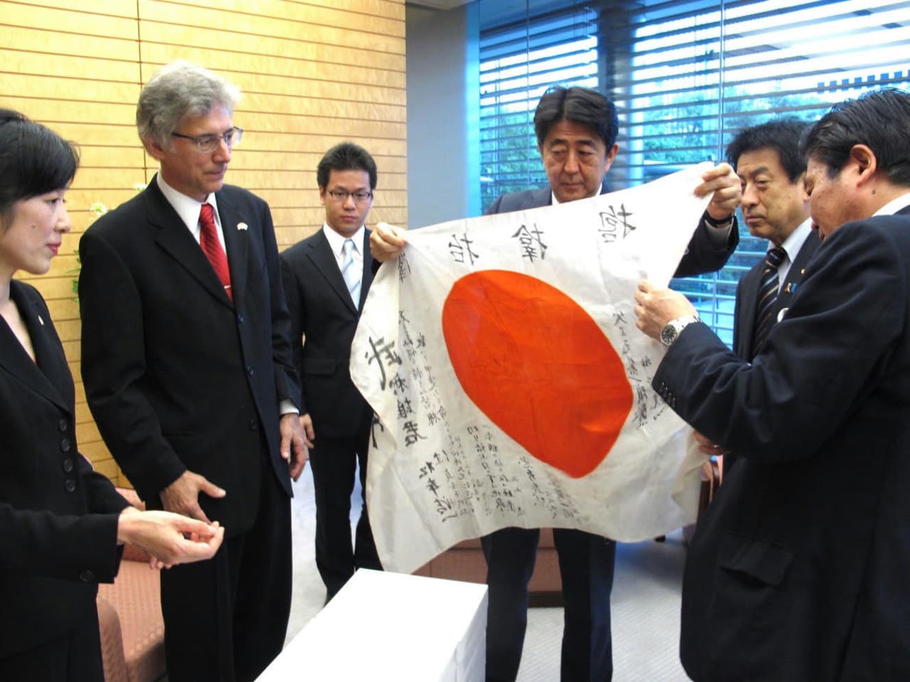 日本の遺族会の尽力で活動に政府の支援が。左が敬子さん、その隣がレックスさん