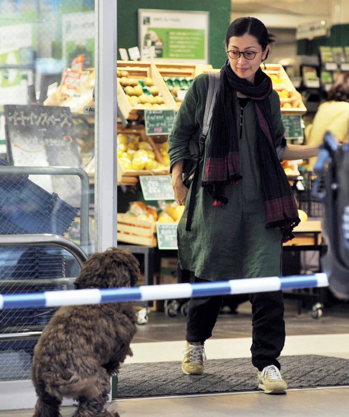 買い物を終えスーパーを出ると鶴田真由はすぐに愛犬のもとへ。18年５月撮影