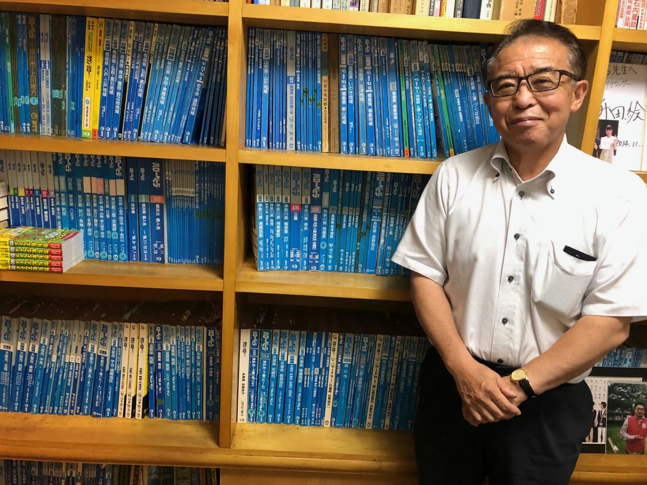 高信氏の書斎には、携帯電話が普及する前の全国の電話帳がズラリ。その数400冊! 「電話帳で珍しい名字を見つけたら、会いに行って名字の由来を聞きます。それが楽しい」