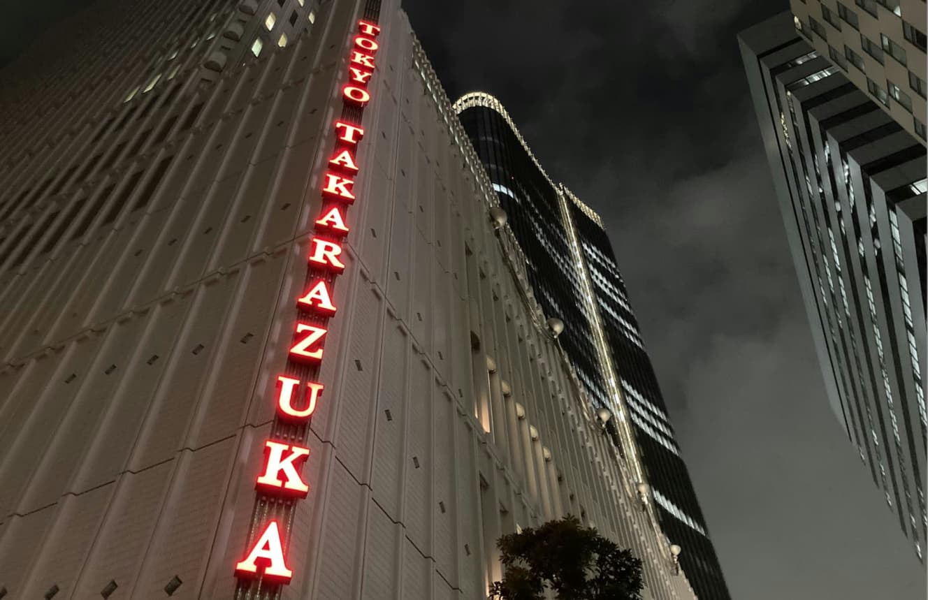 宝塚月組トップ「珠城りょう」様の退団公演が東京宝塚劇場で上演中。歴史に残る傑作舞台に、涙が止まらないそのワケは　撮影：TEN