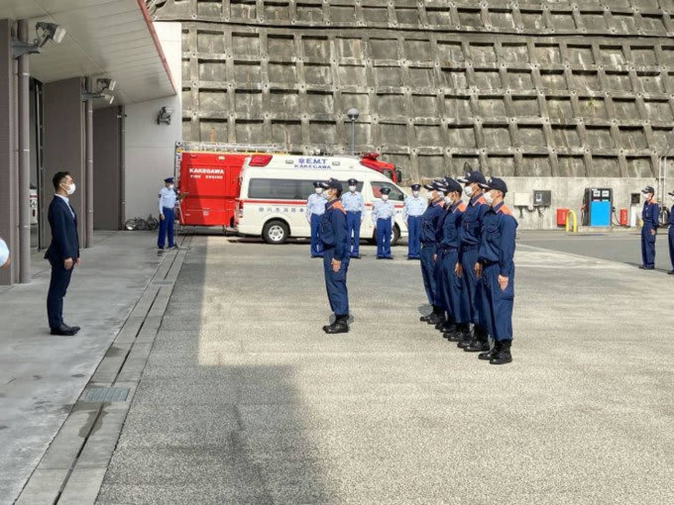 ７月3日、大規模な土砂災害が発生した直後、熱海市へ消防隊を送り出す久保田市長（左端、写真提供：静岡県掛川市役所）