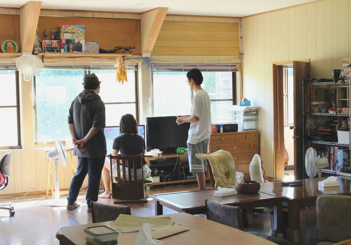 共同スペースのリビングでくつろぐ住人たち。会話が盛り上がっており、居心地の良さが伝わった