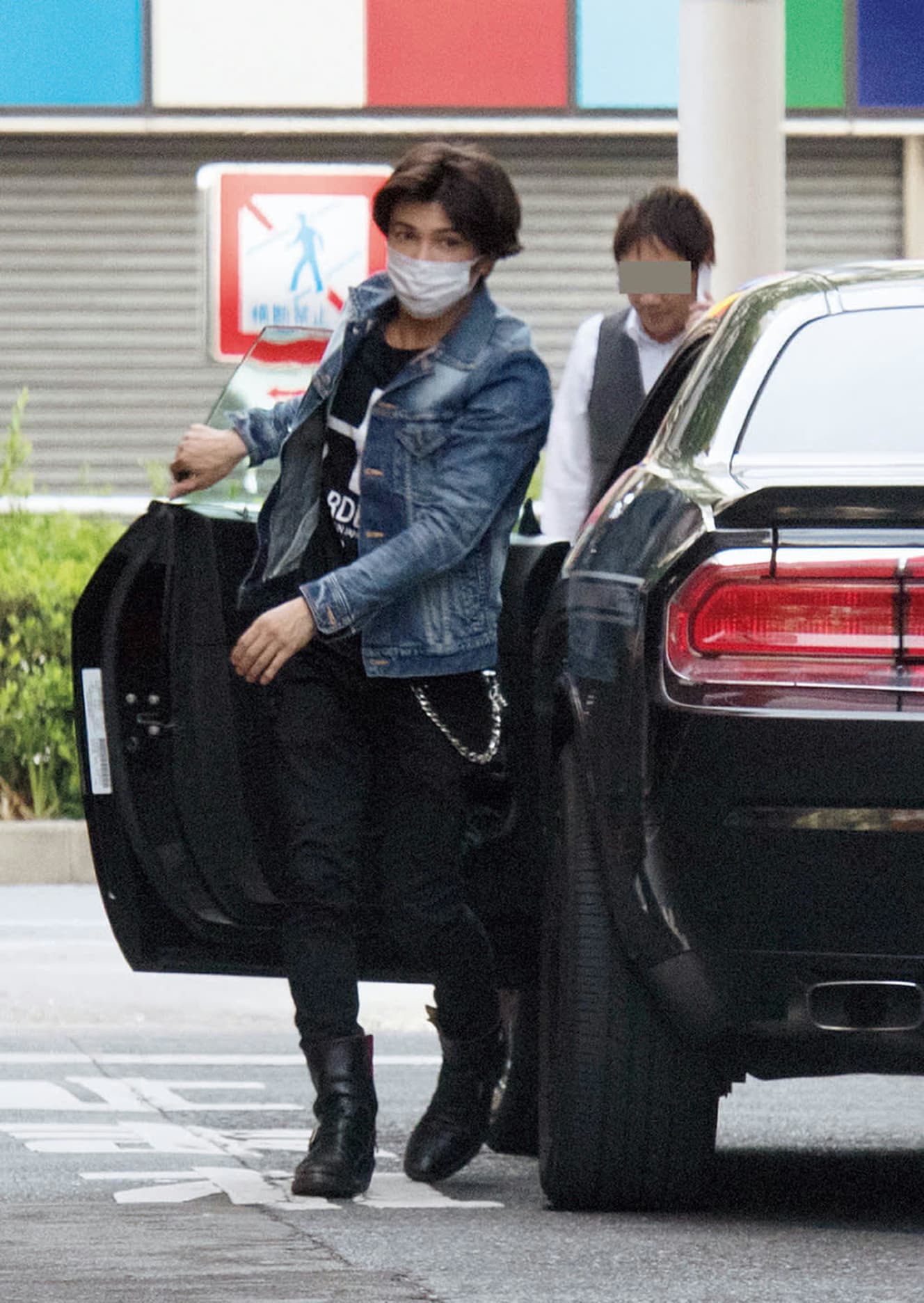 デニムのジャケットに黒のパンツと普段着姿もバッチリの武田真治。19年5月撮影