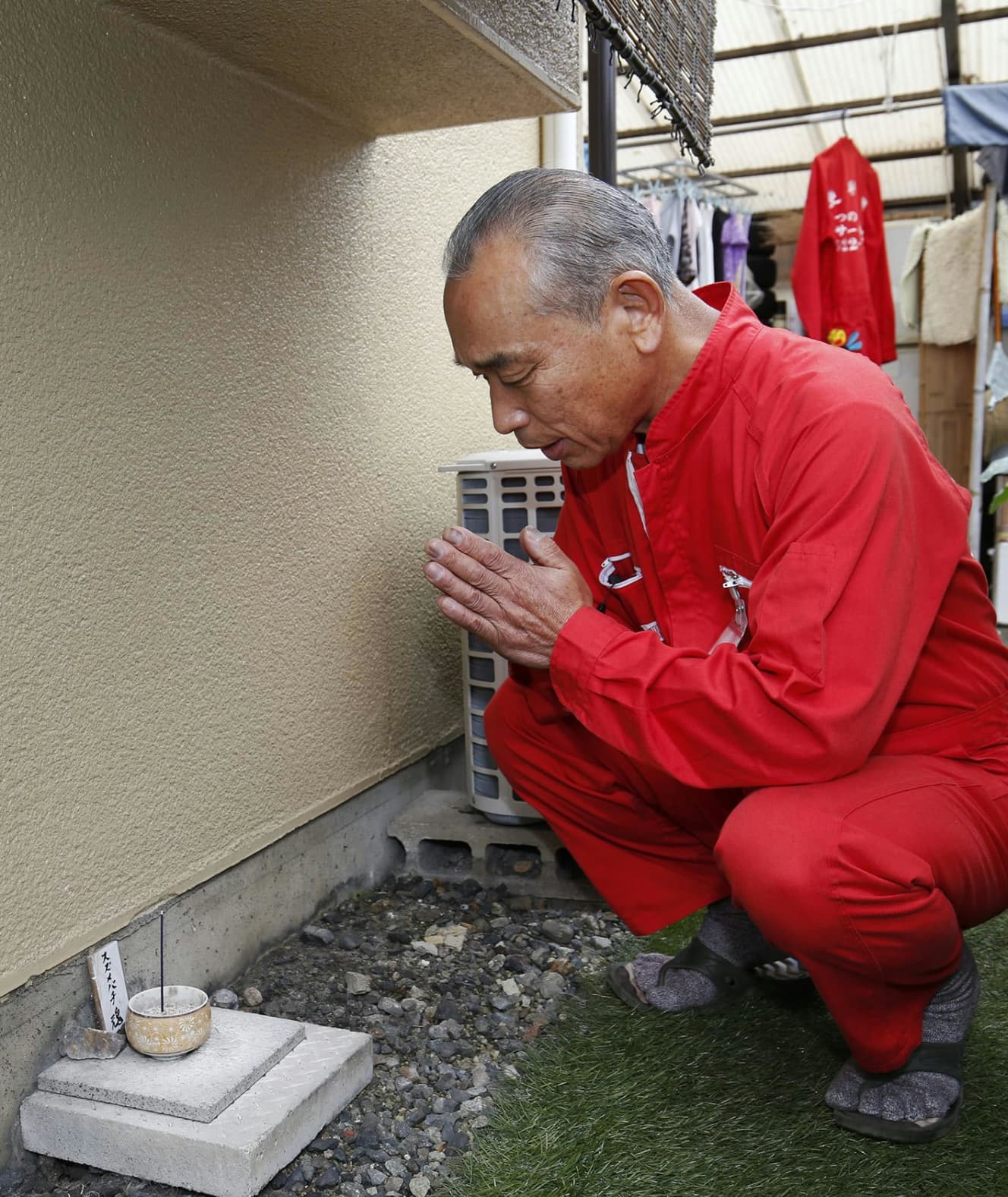 自宅に供養塔を作り毎朝、駆除したハチに対して祈る。「成仏してください」と