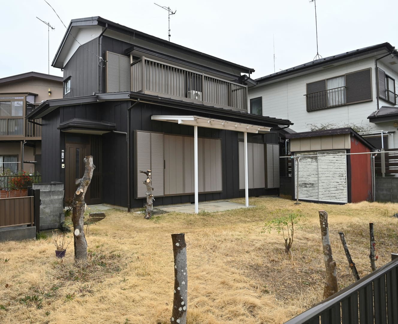 丸洋子被告と壽雄さんが住んでいた自宅。洋子被告が試し切りしたようで、庭の樹木はすべて伐採されていた