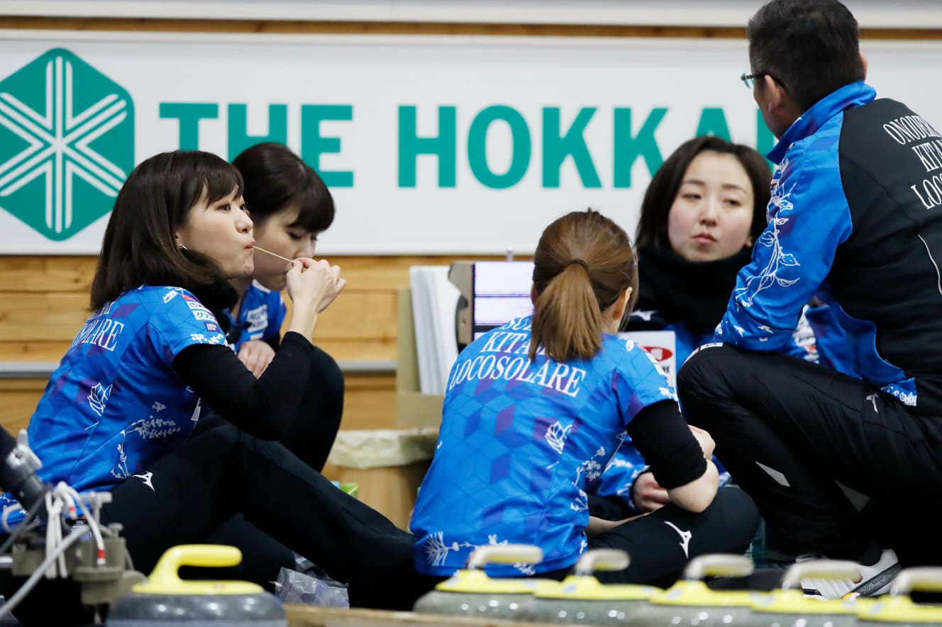 2019 日本カーリング選手権 女子 決勝 「もぐもぐタイム」／写真：アフロ