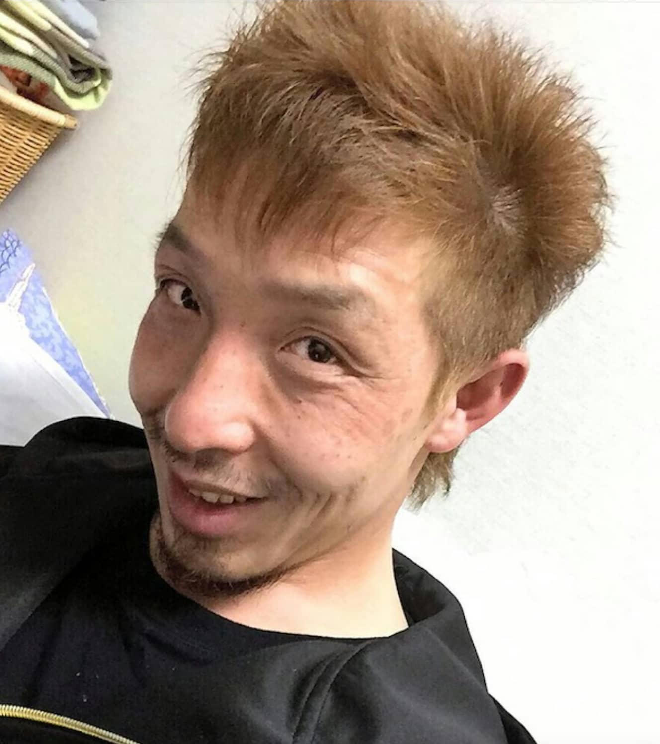 スマホで自撮りしたとされる写真。事件の約1年前まで、少年らに対する監禁・傷害などの罪で服役していた