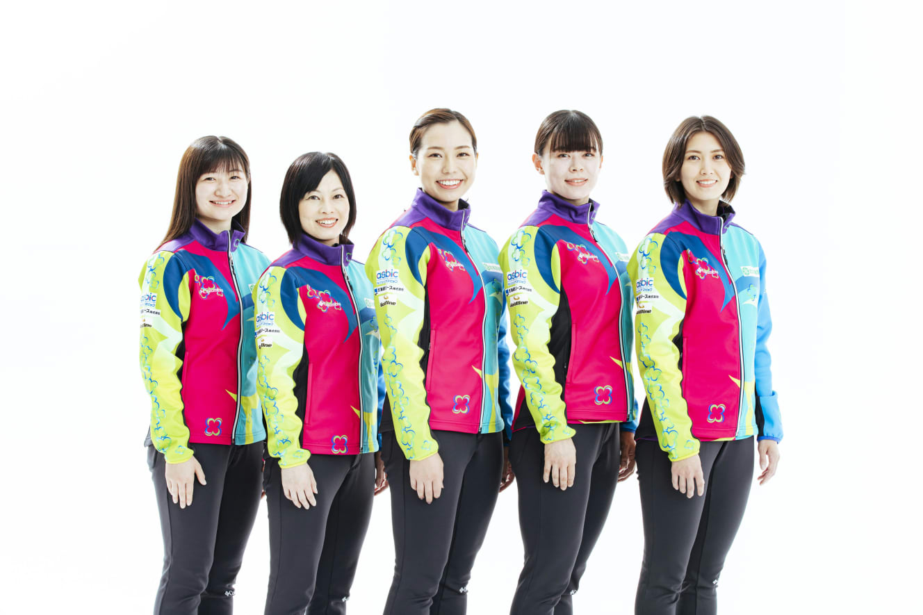 [北海道銀行】(左から)田畑百葉、船山弓枝、近江谷杏奈、小野寺佳歩、吉村紗也香/写真:(公社)日本カーリング協会提供
