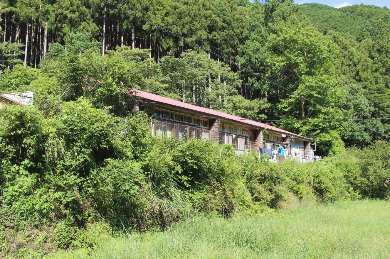 山奥にある廃校を無料で譲り受けてシェアハウスに。同じ敷地内に、集落の住民も一緒に住んでいる