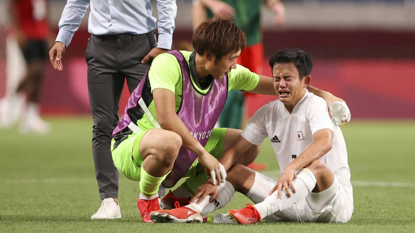 8月6日、東京五輪３位決定戦でメキシコに敗れ、53年ぶりのメダルを逃した瞬間。久保建英は珍しく大泣きしたが、この試合の平均視聴率が13.2%。3日前の準決勝・スペイン戦が30.8％を記録しており、すでに「下り坂」がはじまっていた（写真：アフロ）