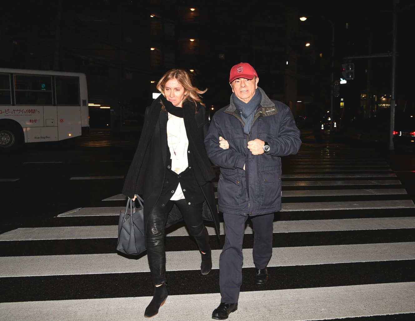 ’19年3月、保釈中に妻と外出するカルロス・ゴーン。その後、4月に妻との面会が禁止になり逃亡を決意したという