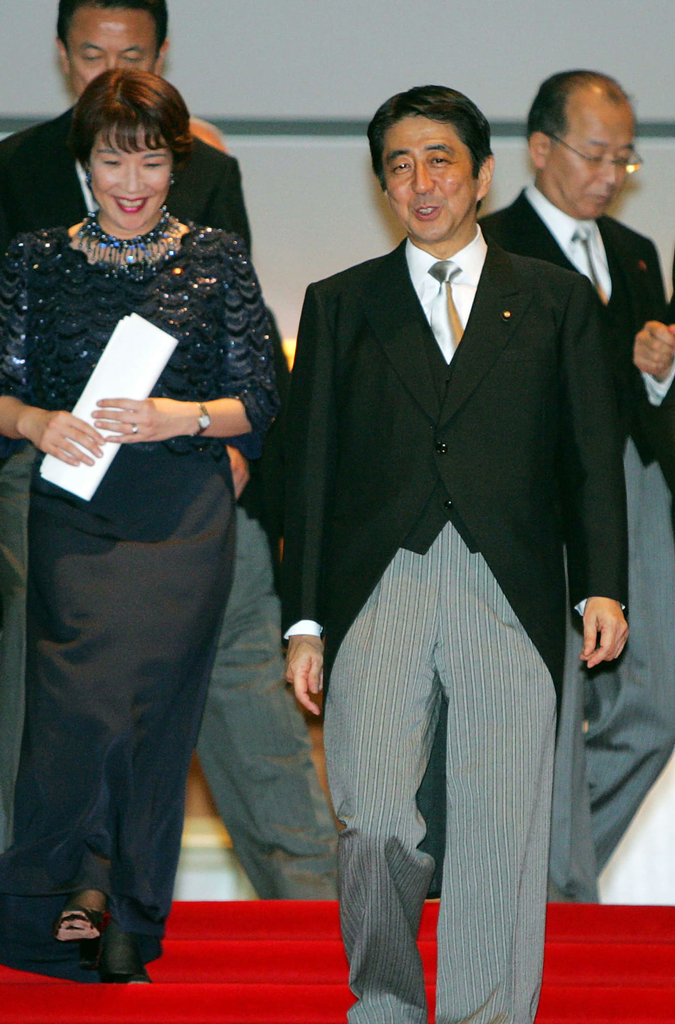 ’06年の第1次安倍内閣から関係が続く二人。安倍政権の路線継承を基本方針にするなど、その親交は深い