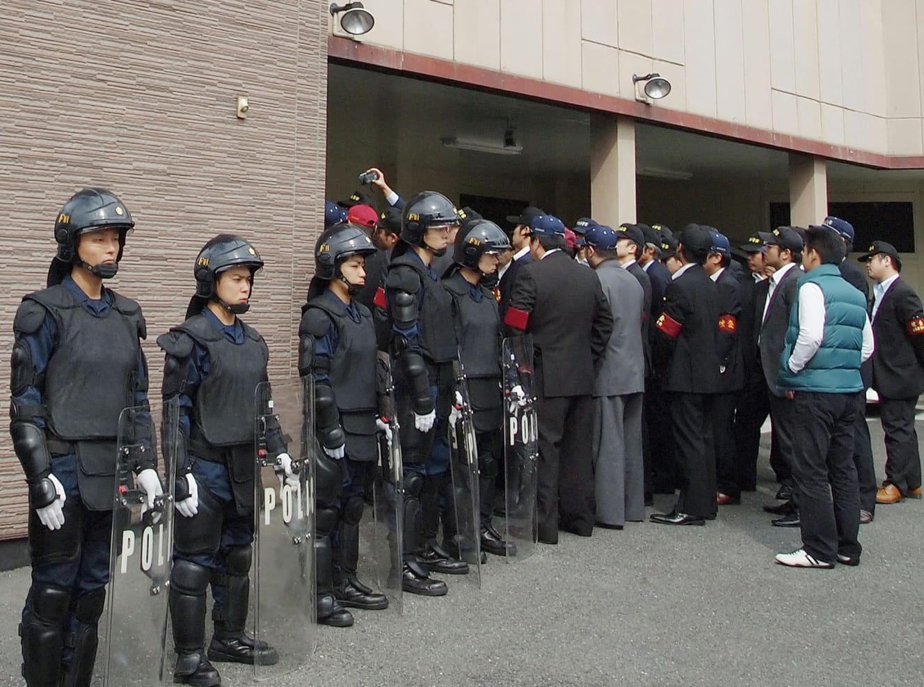 2012年10月、北九州市内の倉庫で対戦車ロケット砲などが発見された事件で、指定暴力団・工藤会系組事務所を家宅捜索する福岡県警の捜査員ら