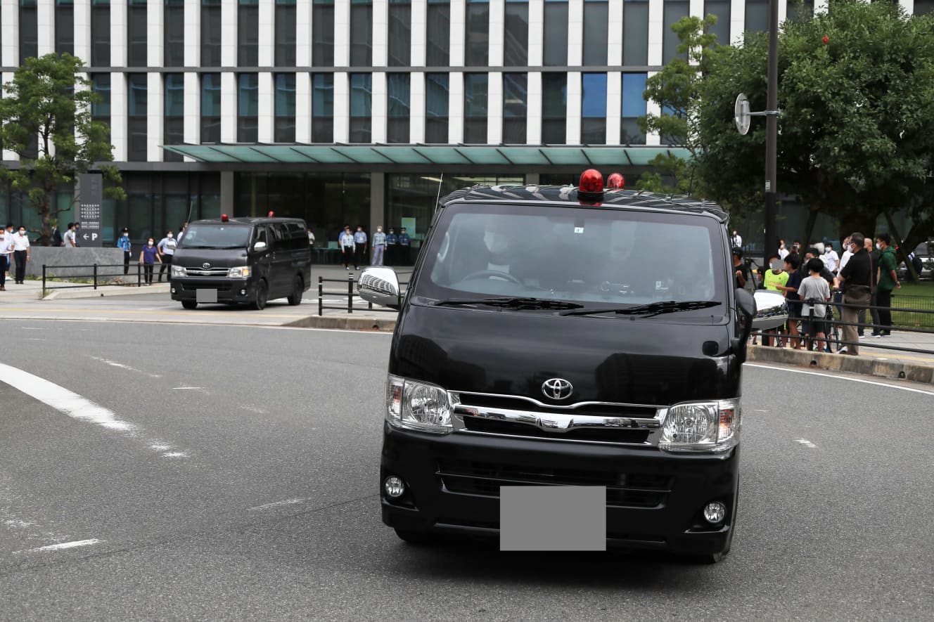 両被告の乗る護送車を囲むように走る警察車両