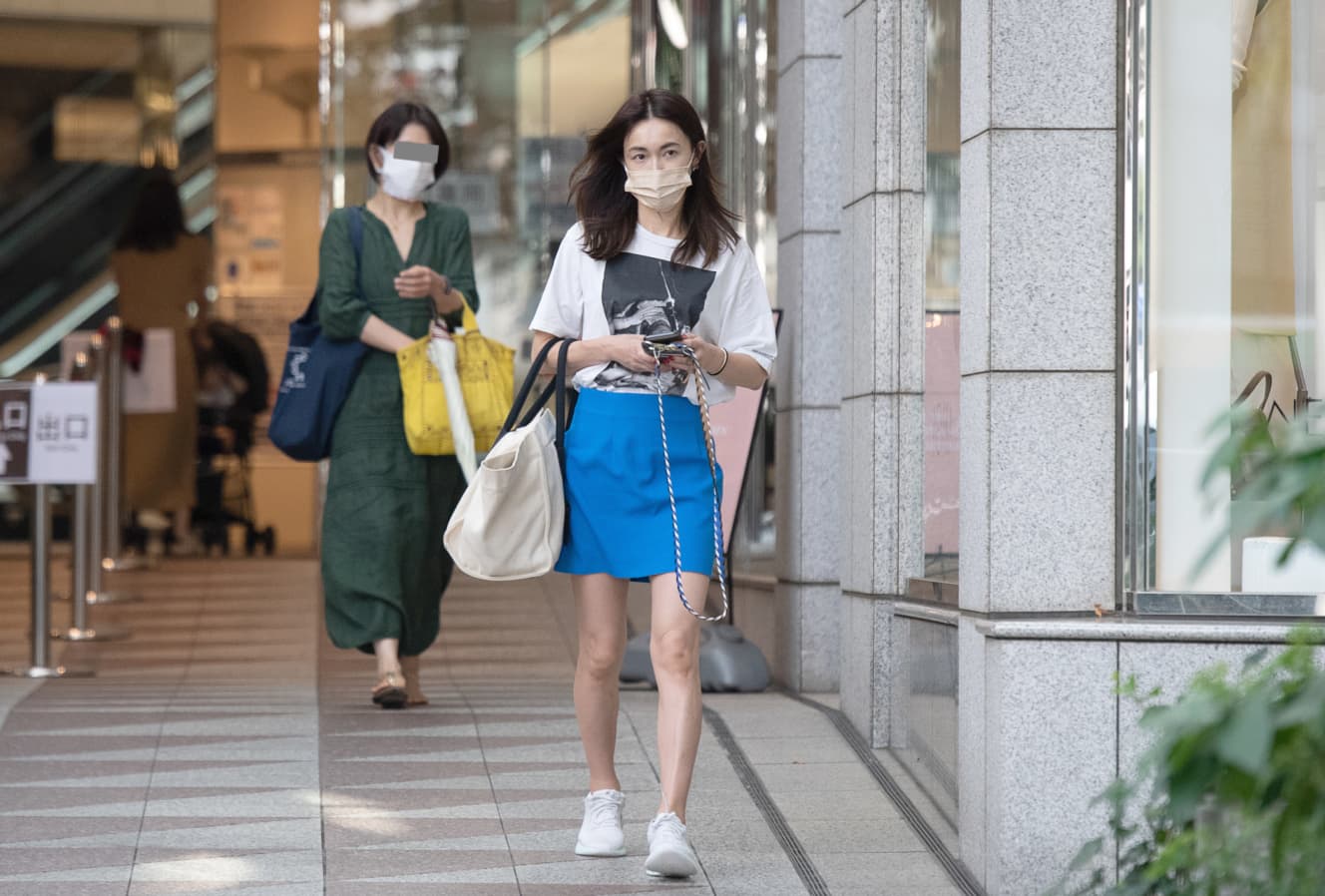 今年9月、買い物を終え颯爽とスーパーを後にする長谷川。この時すでに家を離れ、ひとり暮らしをしていた