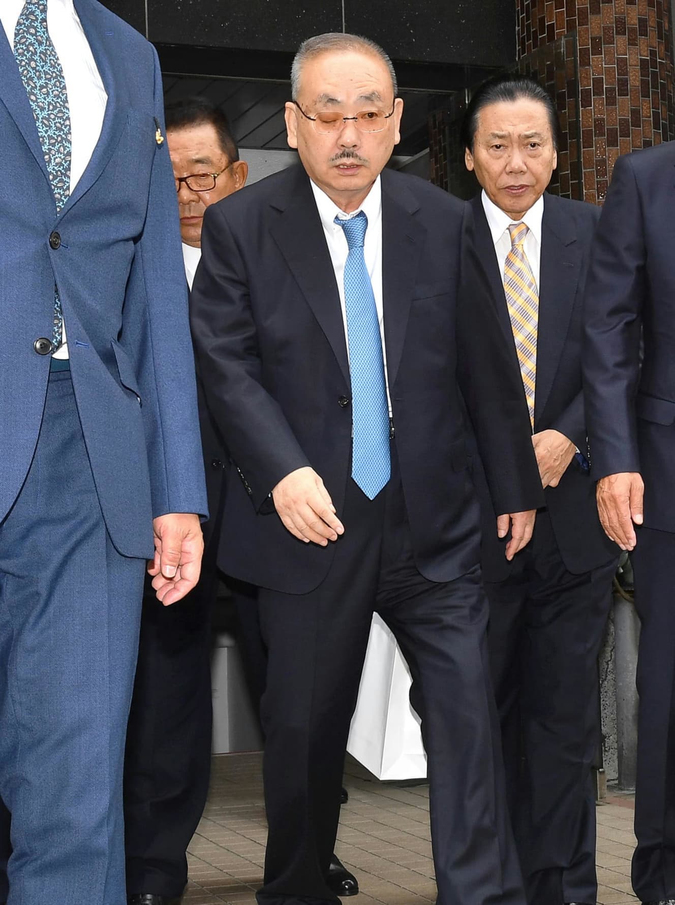 分裂抗争のキーマンである六代目山口組のナンバー2・高山若頭(中央)の「次の手」に、警察当局も注目している