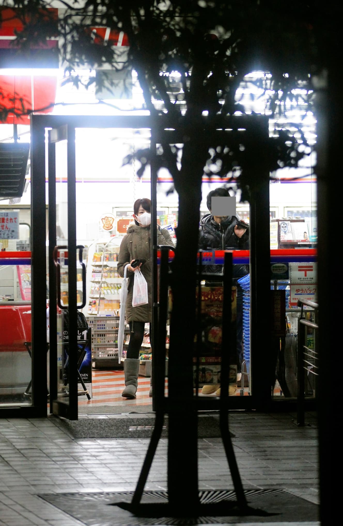 コンビニでは２人で漫画を購入していた（‘11年）